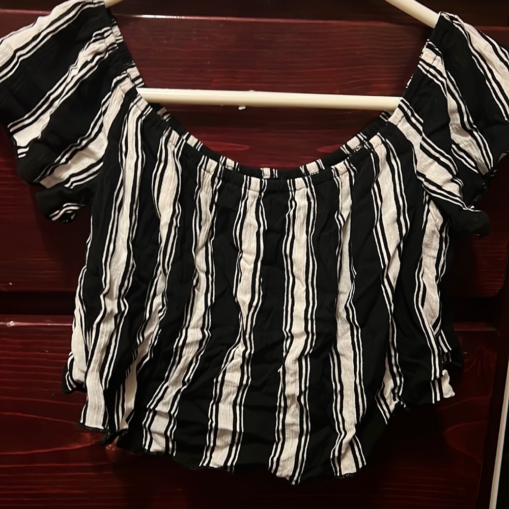 Cute shoulder crop top